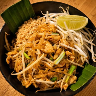 L: Pad thai