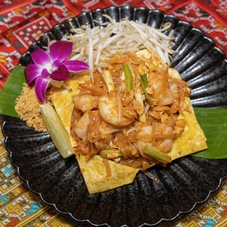 Egg blanket pad thai